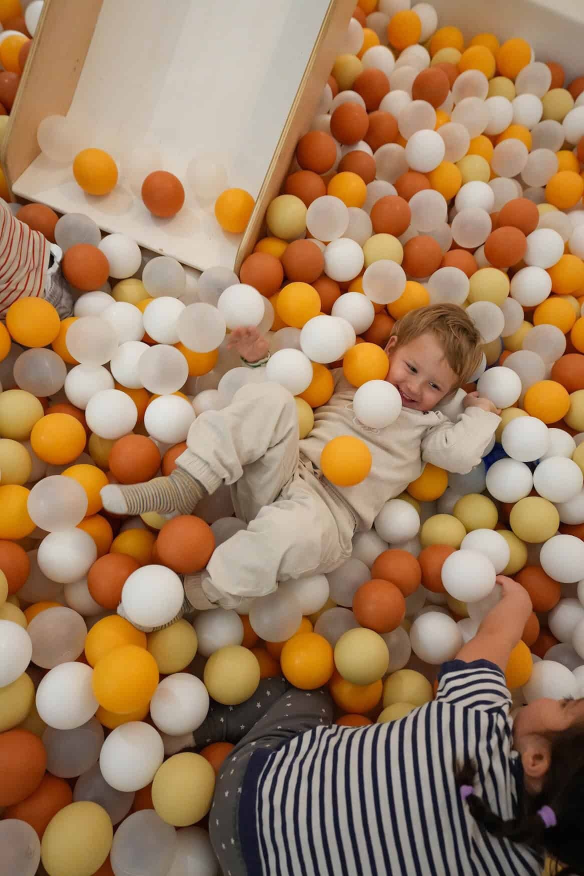 Espacio de juego libre Tiempo en Tribu con zona de psicomotricidad en Tribu House Barcelona