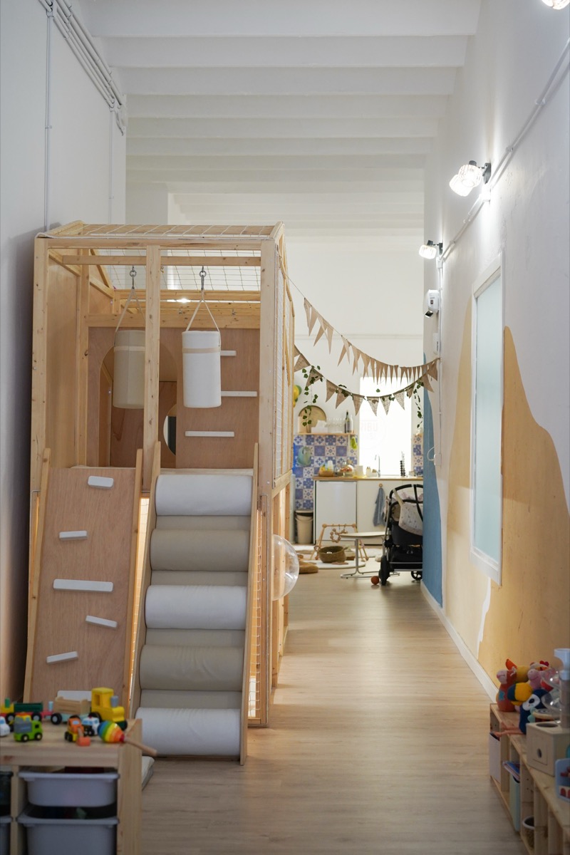 Terraza exterior del espacio familiar Tribu House en Poblenou