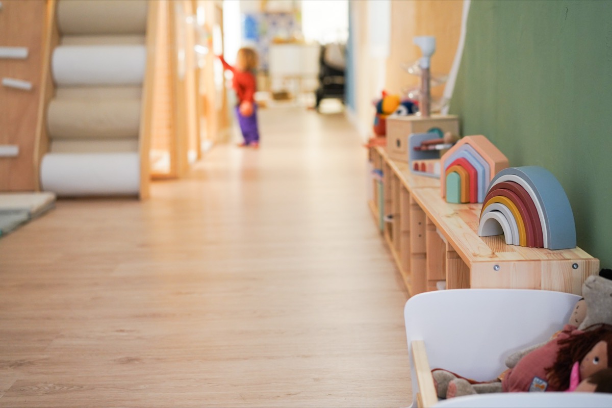 Pasillo con juguetes y zona de juego en Tribu House Barcelona